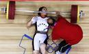 La egipcia Khalil Abir Abdelrahman es asistida tras el intento fallido en el grupo de mujeres 75Kg de la competencia en halterofilia de Londres 2012.