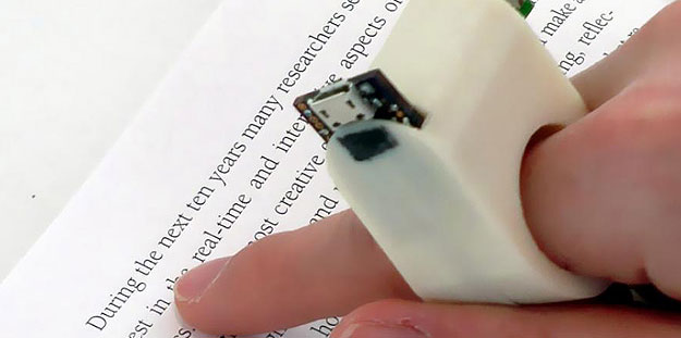 Ejemplo de uso de FingerReader, el anillo que permite leer a los ciegos.