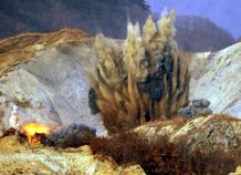 Cadena de explosiones durante el ejercicio militar conjunto de las Fuerzas de Tierra y Aire ante un posible ataque por parte de Corea del Norte, en el campo de entrenamiento Seungjinm en Phocheon-gun, a 80km al norte de Se&uacute;l (Corea del Sur).