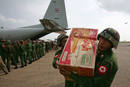 El Ejército descarga cajas de fideos que trasladarán a la población birmana que lo ha perdido todo tras el paso del ciclón Nargis