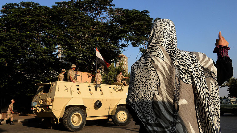 El Ejército egipcio toma posiciones ante el anuncio de nuevas protestas 