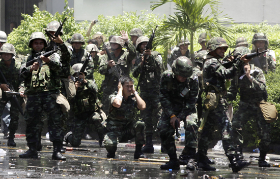 El Ej&eacute;rcito tailand&eacute;s recupera terreno en Bangkok
