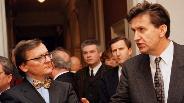 Ejup Ganic se dirige a la prensa en una rueda de prensa cuando era vicepresidente de Bosnia.