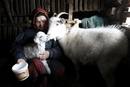 Ekaterina Shklyaeva, de 74 a&ntilde;os, compagina los ensayos con el cuidado de sus cabras.