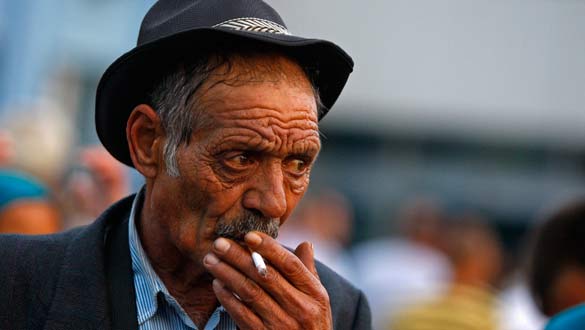 Un anciano gitano fuma en el aeropuerto de Bucarest tras ser expulsado de Marsella. Un anciano gitano fuma en el aeropuerto de Bucarest tras ser expulsado de Marsella.