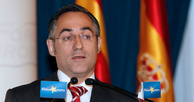 El cabeza de lista de CiU en las elecciones europeas, Ramon Tremosa, en un desayuno informativo.
