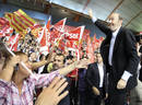 El candidato del PSOE para las elecciones generales del 20N, Alfredo P&eacute;rez Rubalcaba, saluda a su llegada al Palacio de los Deportes de Zaragoza.