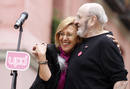 La l&iacute;der de UPyD, Rosa D&iacute;ez y el escritor &Aacute;lvaro Pombo, durante un debate con los ciudadanos que su partido celebr&oacute; en la madrile&ntilde;a plaza del 2 de Mayo.