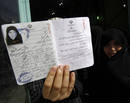 Una mujer iran&iacute; muestra su pasaporte despu&eacute;s de votar en las elecciones presidenciales en Teher&aacute;n.