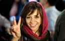 Una mujer iran&iacute; muestra su dedo manchado de tinta tras votar en un colegio electoral durante la jornada de elecciones presidenciales, en Teher&aacute;n.