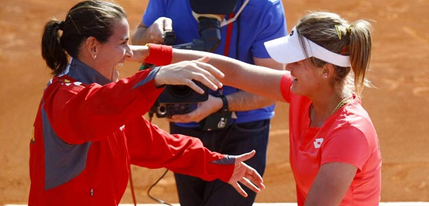 La tenista y capitana de la selección de España de tenis Conchita Martínez (i) felicita a la tenista María Teresa Torró La tenista y capitana de la selección de España de tenis Conchita Martínez (i) felicita a la tenista María Teresa Torró
