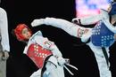 Elizabeth Zamora Gordillo de Guatemala (L) lucha contra Wu Jingyu China durante la ronda preliminar de mujeres en la categor&iacute;a 49 kg, de taekwondo.