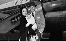 Elizabeth Taylor con su segundo marido, el actor brit&aacute;nico Michael Wilding,y uno de sus hijos