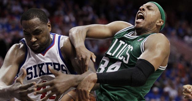 Elton Brand (i) de los Sixers de Filadelfia en acci&oacute;n ante Paul Pierce (d) de los Celtics de Boston.