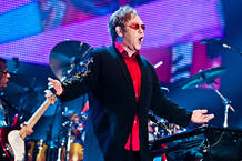 Elton John luchó contra los elementos, con un show que encantó a los más veteranos del lugar. Elton John luchó contra los elementos, con un show que encantó a los más veteranos del lugar.