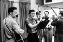 El inter&eacute;s de Nicol&aacute;s Sarkozy pasa entonces a la m&uacute;sica, donde acompa&ntilde;a a Elvis Prestley en sus inicios musicales.