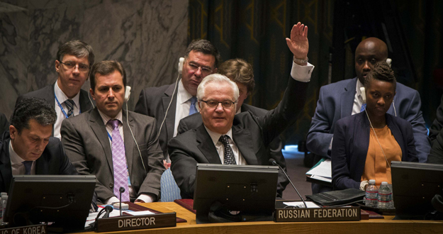 El embajador ruso ante la ONU, Vitali Churkin, vota contra la intervención en Siria