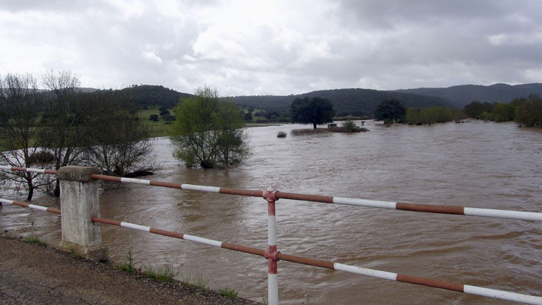 Los embalses siguen soltando agua y preocupa la crecida del Duero