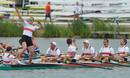 La embarcaci&oacute;n alemana de ocho con timonel celebra su victoria en el complejo de Eton Dorney,