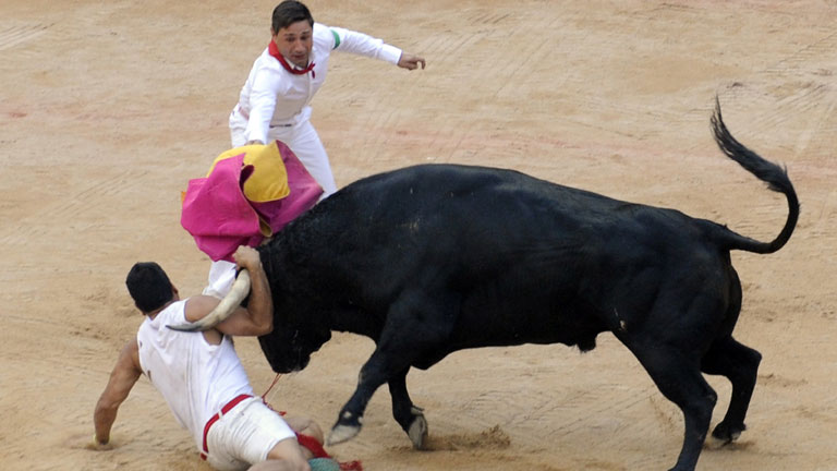 Un toro embiste en la plaza al imprudente mozo