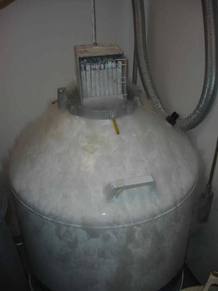 Los embriones se conservan congelados en tanques con nitrógeno líquido. Los embriones se conservan congelados en tanques con nitrógeno líquido.