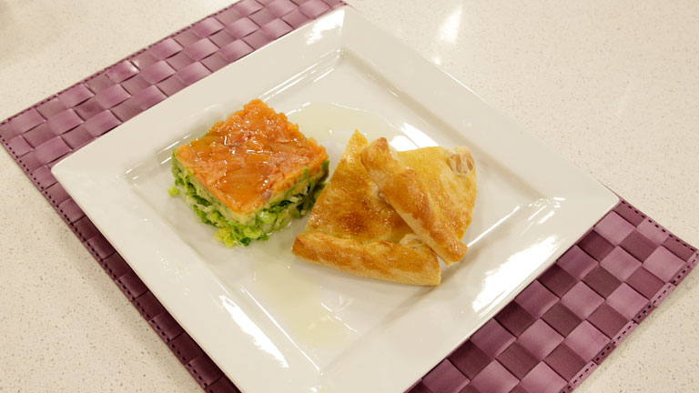 Saber cocinar - Empanada de gambones y cebolla con ensalada de salm&oacute;n 