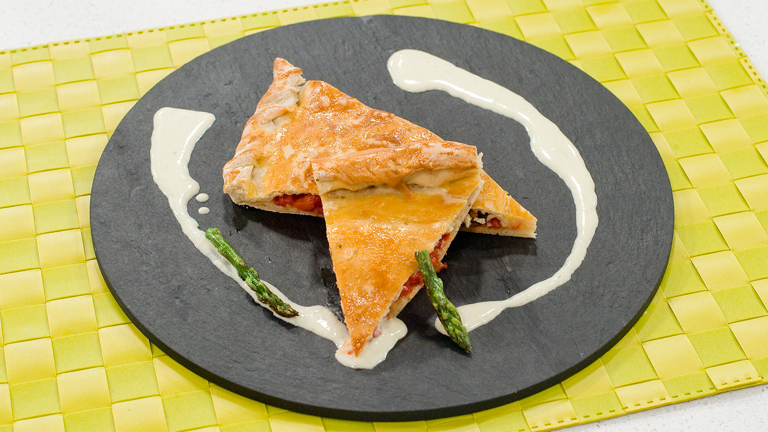 Saber Cocinar - Empanada de mejillones con salsa de esp&aacute;rragos verdes