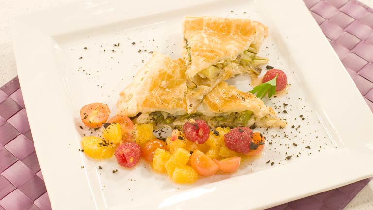 Saber Cocinar - Empanada de pollo y ensalada con polvo de aceituna negra 