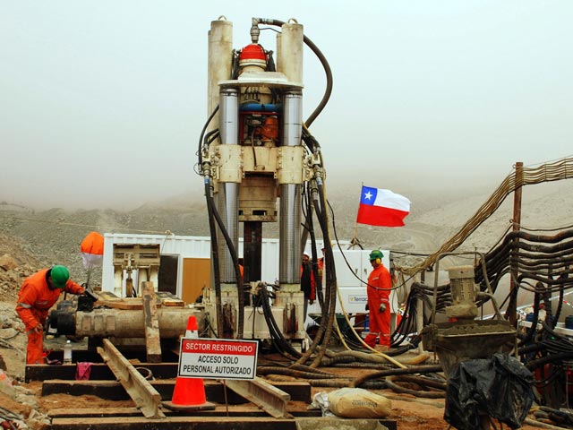 Comienza a perforar la taladradora que se abre paso hacia los mineros atrapados en Chile
