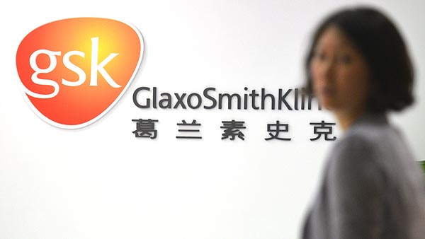 Una empleada de la farmacéutica británica GlaxoSmithKline (GSK) en la sede de la compañía en Shanghai
