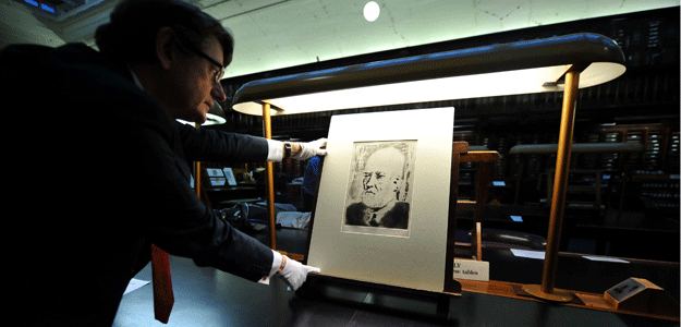 Un empleado del British Museum muestra este marte el grabado titulado "Retrato de Vollard", uno de los 100 grabado de la llamada Suite Vollard.AFP PHOTO/BEN STANSALL