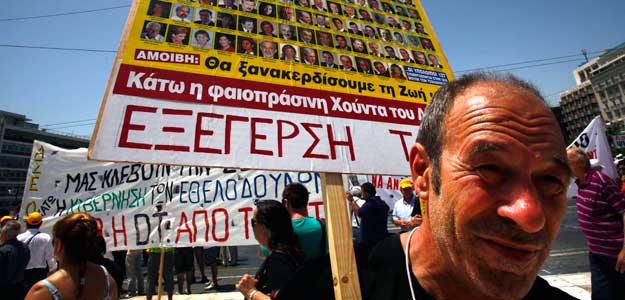 Un empleado de Hellenic Telecom se manifiesta en Atenas