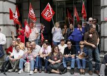 Empleados públicos madrileños se encadenan contra los recortes de Comunidad y Ayuntamiento Empleados públicos madrileños se encadenan contra los recortes de Comunidad y Ayuntamiento
