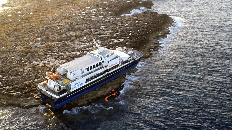 Se desconocen los motivos por los que el ferry "Maverick Dos" encall&oacute; en el islote