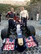 El piloto escoc&eacute;s de la escuder&iacute;a Red Bull Racing David Coulthard y Sebastien Bourdais , de Toro Rosso, posan en los corrales de Santo Domingo.