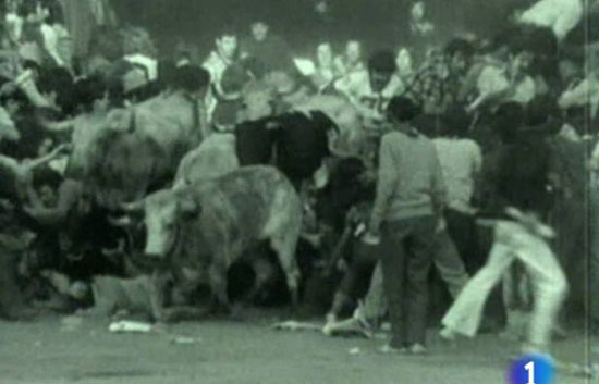 Montones hist&oacute;ricos en la entrada del coso pamplon&eacute;s