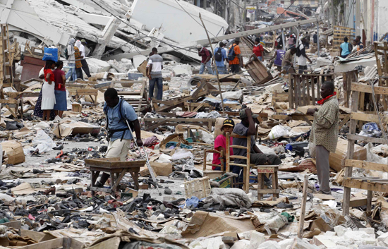 Encontrar supervivientes es la prioridad de los equipos de emergencia que trabajan contra reloj