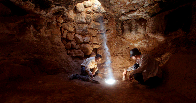 Dos arqueólogos jordanos trabajan en una cueva situada bajo una antigua iglesia de la ciudad jordana de Rehab.