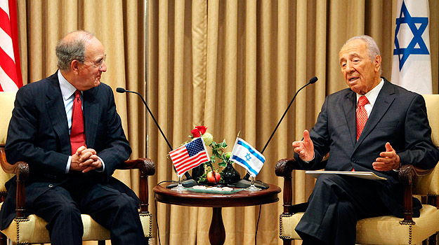 El enviado de Estados Unidos, George Mitchell, con el presidente israel&iacute;, Sim&oacute;n Peres.