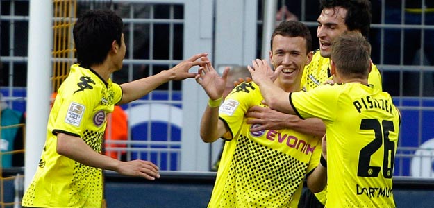 El jugador de Borussia Dortmund Ivan Perisic (2i) celebra su gol con sus compa&ntilde;eros