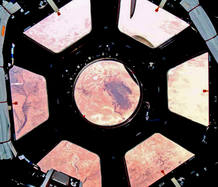 Fotograf&iacute;a facilitada por la NASA de una vista tomada por el astronauta japon&eacute;s Soichi Noguchi desde el interior de la c&uacute;pula desde donde es visible el desierto de S&aacute;hara.
