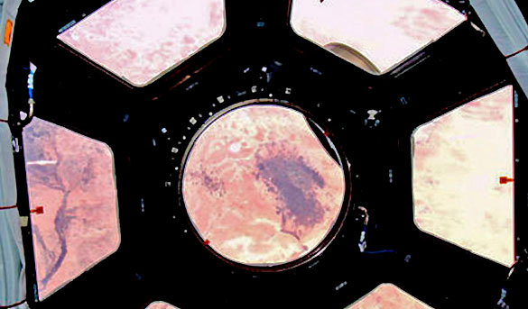 Fotograf&iacute;a facilitada por la NASA de una vista tomada por el astronauta japon&eacute;s Soichi Noguchi desde el interior de la c&uacute;pula desde donde es visible el desierto de S&aacute;hara.