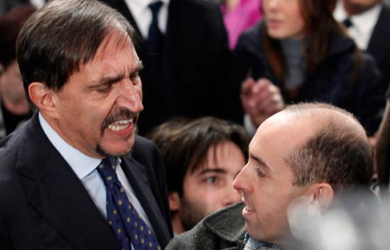El ministro de Defensa de Berlusconi pierde los papeles