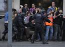 Enfrentamiento de manifestantes y polic&iacute;a en Barcelona