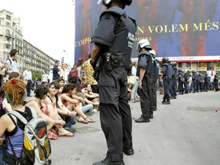 Ver v&iacute;deo  'Enfrentamientos entre los mossos d'esquadra y los acampados del 15-M en Barcelona'