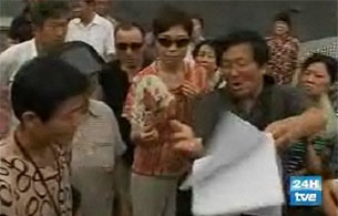 Ver v&iacute;deo  'Enfrentamientos entre la polic&iacute;a china y un grupo de manifestantes cerca de la plaza de Tiananmen'