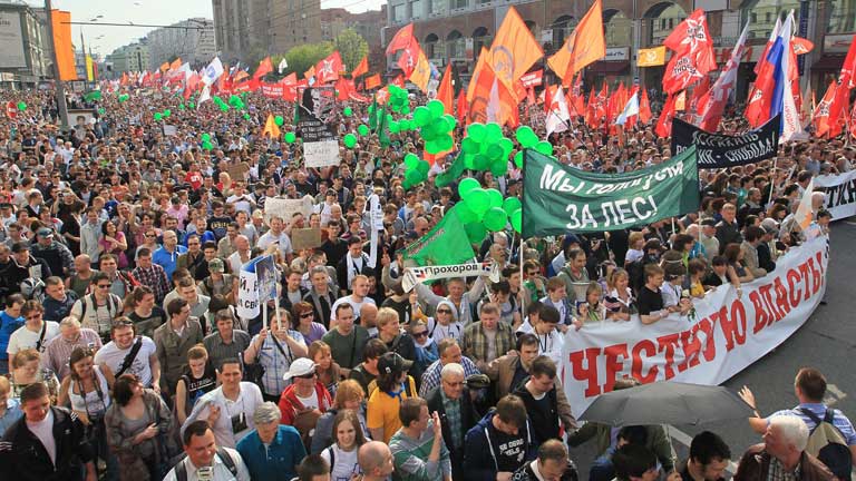 Enfrentamientos entre manifestantes y polic&iacute;a en Mosc&uacute; en la v&iacute;spera de la investidura de Putin