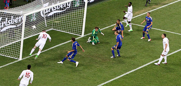 Rooney cabecea a gol en el partido contra Ucrania.