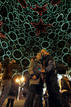 Un enorme &aacute;rbol de Navidad preside la Puerta del Sol de Madrid