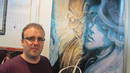 Enrique Corominas posando junto al cartel de El retrato de Dorian Gray, su nueva obra